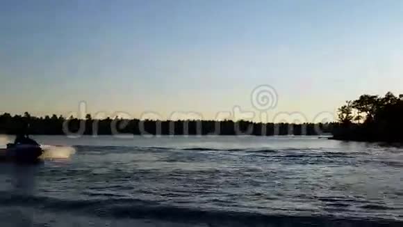 水上运动日落骑行视频的预览图