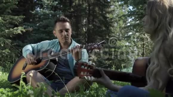 夏天男人和女孩在草坪上弹吉他视频的预览图