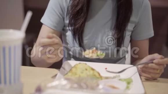 女人在吃米饭视频的预览图