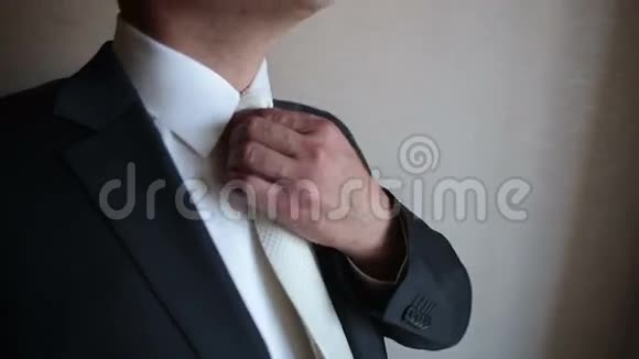 一个男人的特写使他的领带挺直视频的预览图