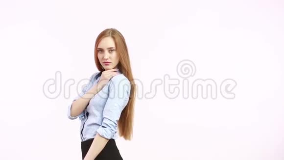 女人的诱惑姿态引诱布卢兹的女孩孤立在白色背景上肢体语言女性手势视频的预览图