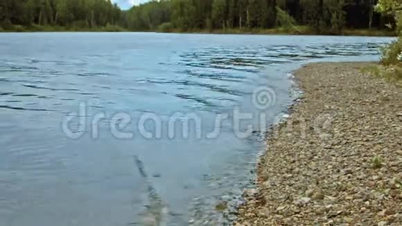 海浪拍打着河岸视频的预览图