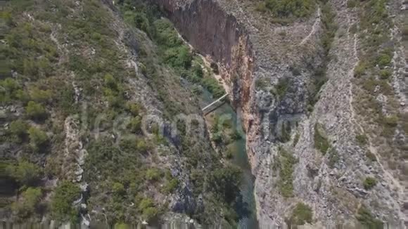 丘利拉峡谷和悬索桥的鸟瞰图视频的预览图