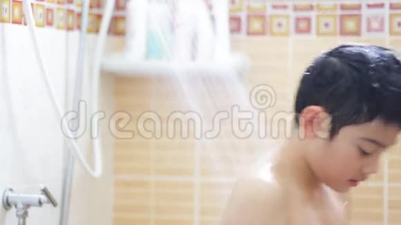 年轻的亚洲男孩在浴室洗头视频的预览图