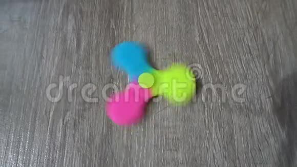 玩五颜六色的菲吉特旋转玩具纺纱机视频的预览图