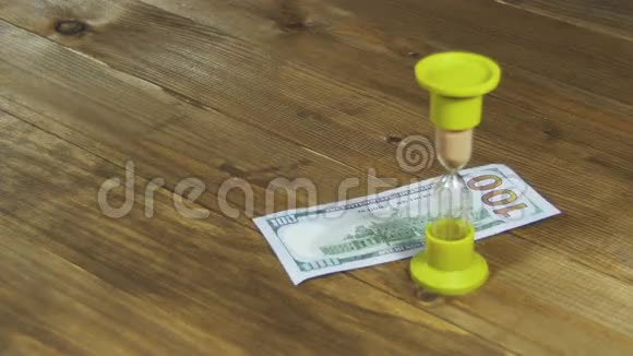 美元纸币落在木桌和玻璃上视频的预览图