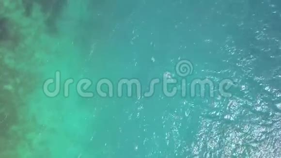 从无人驾驶飞机上射出的蓝色海水视频的预览图