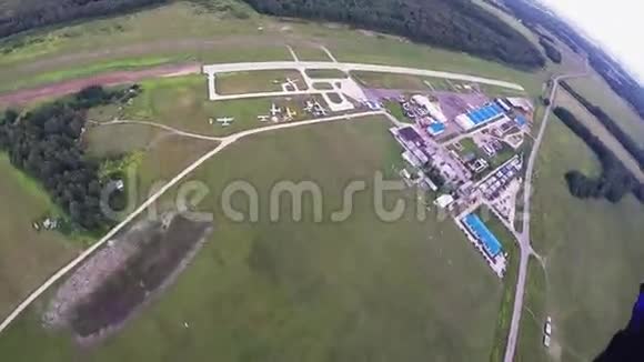 跳伞员乘降落伞飞向绿野航班夏日极限运动视频的预览图