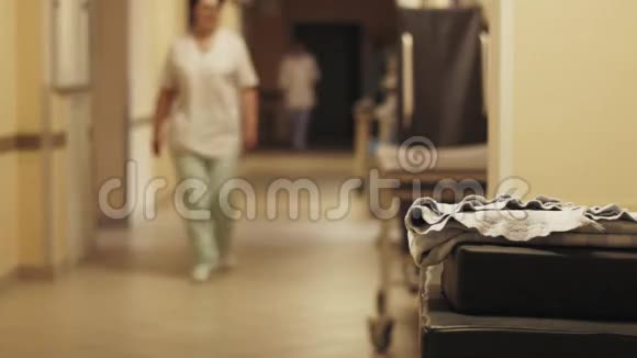 妇产医院走廊景观穿着医疗制服的护士和医生产妇之家视频的预览图