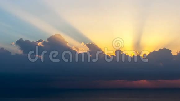 太阳光在海上日出时穿过云层出现的时间点视频的预览图