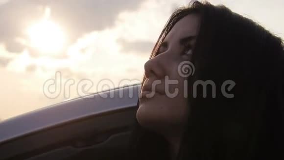 空中汽车背景下的少女凝视与轻拍视频的预览图