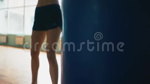 美丽混合赛踢脚拳女子健身室内练拳袋劲健健身体式跆拳道系列视频的预览图