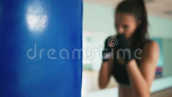 美丽混合赛踢脚拳女子健身室内练拳袋劲健健身体式跆拳道系列视频的预览图