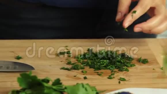 烹饪意大利食品斯帕盖蒂卡塔拉收据视频的预览图