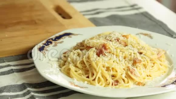 烹饪意大利食品斯帕盖蒂卡塔拉收据视频的预览图