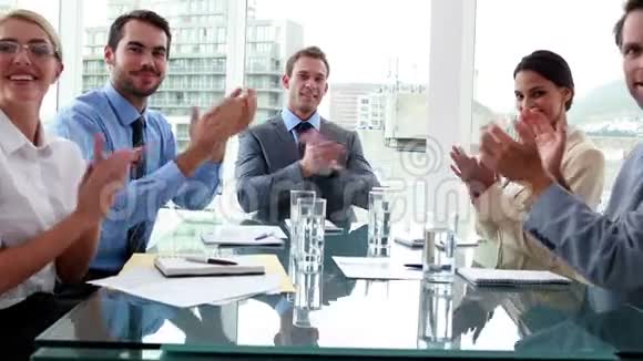 会议室里的商务人士在镜头前拍手视频的预览图
