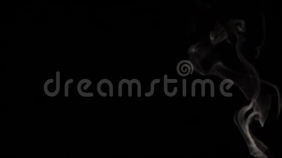 烟雾效果烟雾机在黑色背景上慢动作视频的预览图