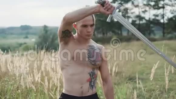 现代科萨克在田野里用剑锻炼视频的预览图