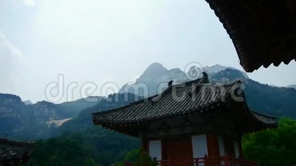 中国古寺建筑在森林竹山丘陵视频的预览图
