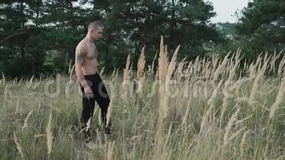 在田野里拿着剑的摩登的哥萨克健身运动视频的预览图