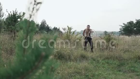 在田野里拿着剑的摩登的哥萨克健身运动视频的预览图