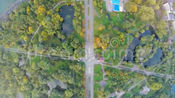 在市中心公园上空的鸟瞰飞行乌克兰视频的预览图