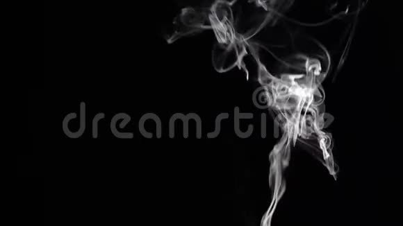 烟雾在黑色背景上滚滚而来视频的预览图