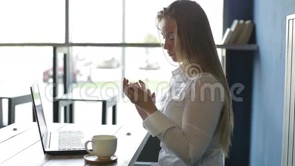商务女性使用智能手机使用笔记本电脑视频的预览图