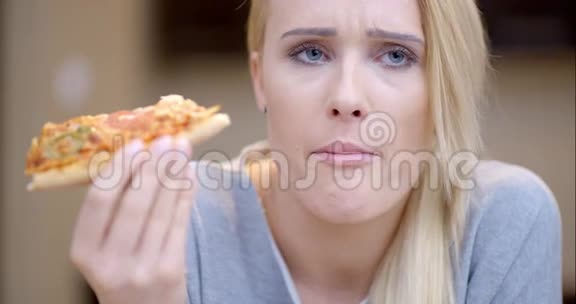 有魅力的女人吃自制披萨视频的预览图