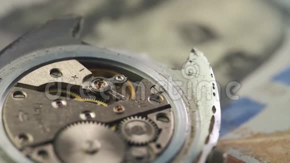 在一个漂亮的手表上关闭时钟驱动器的美元钞票视频的预览图