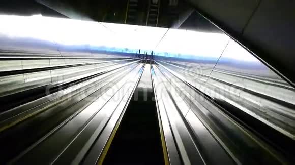 移动电梯带桥灯现代化建筑内视频的预览图