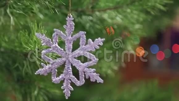 挂在圣诞树上的装饰雪花视频的预览图
