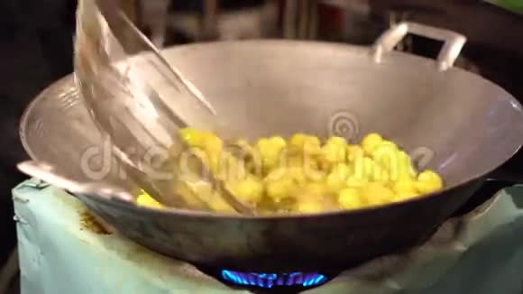 亚洲夜市商人薯条异国风味的菜肴以球的形式在炒锅里视频的预览图