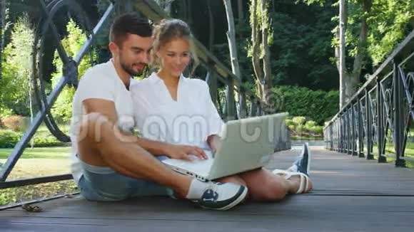 在公园的电脑前情侣视频的预览图
