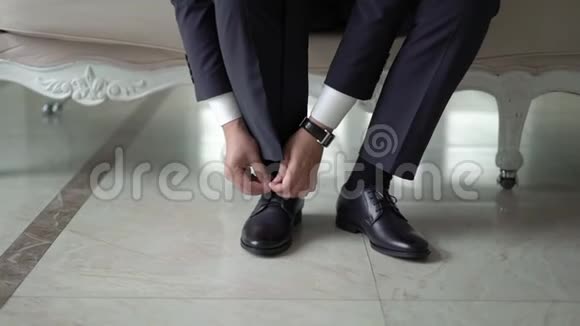 人穿上鞋子视频的预览图