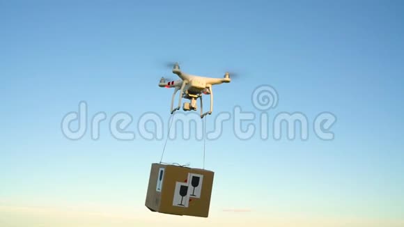 无人机在天空背景下传送包裹视频的预览图