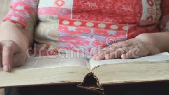 老妇人手里拿着一本书视频的预览图