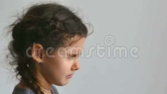女孩的眼泪视频的预览图