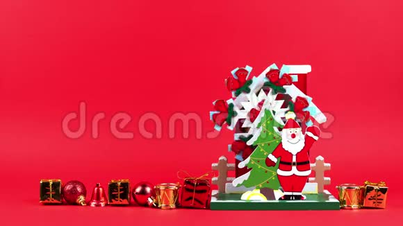停止运动动画的新年球礼物和双木圣诞老人雕像视频的预览图