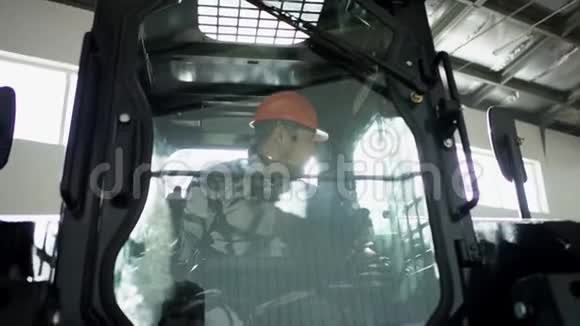 货运公司仓库叉车防护背心驾驶叉车叉车上的人视频的预览图