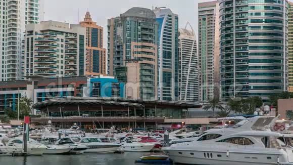 迪拜码头的景观反映在迪拜运河的水中白天到晚上视频的预览图