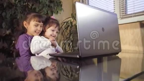 家人在Skype上聊天视频的预览图