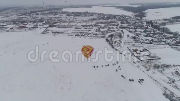 冬天的热气球视频的预览图