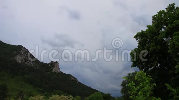 法国科比雷斯风暴云的时间推移视频的预览图