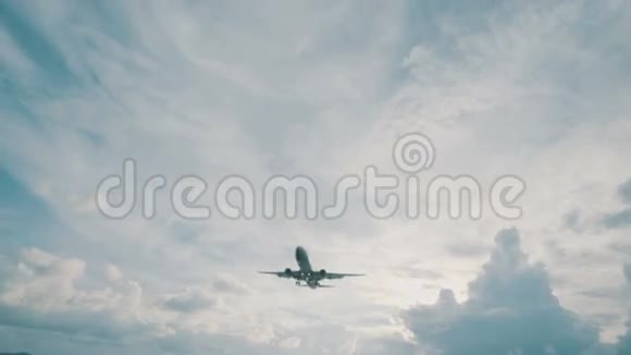 在多云的天空中飞越海面的飞机视频的预览图