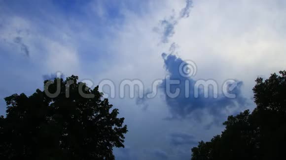 法国科比雷斯风暴云的时间推移视频的预览图
