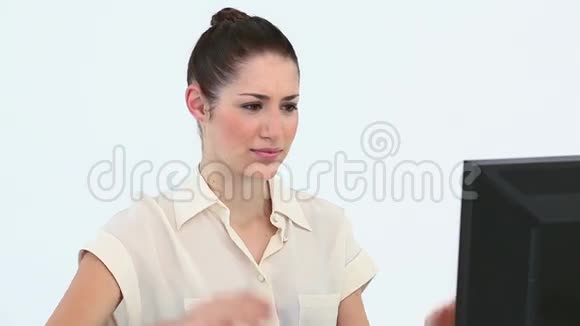 焦虑的年轻女职工视频的预览图