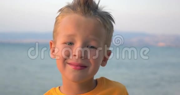 海上背景的金发小孩视频的预览图