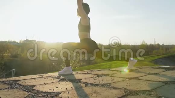 日落时做体操的小可爱女孩视频的预览图