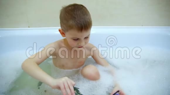 可爱的小男孩在浴缸里玩视频的预览图